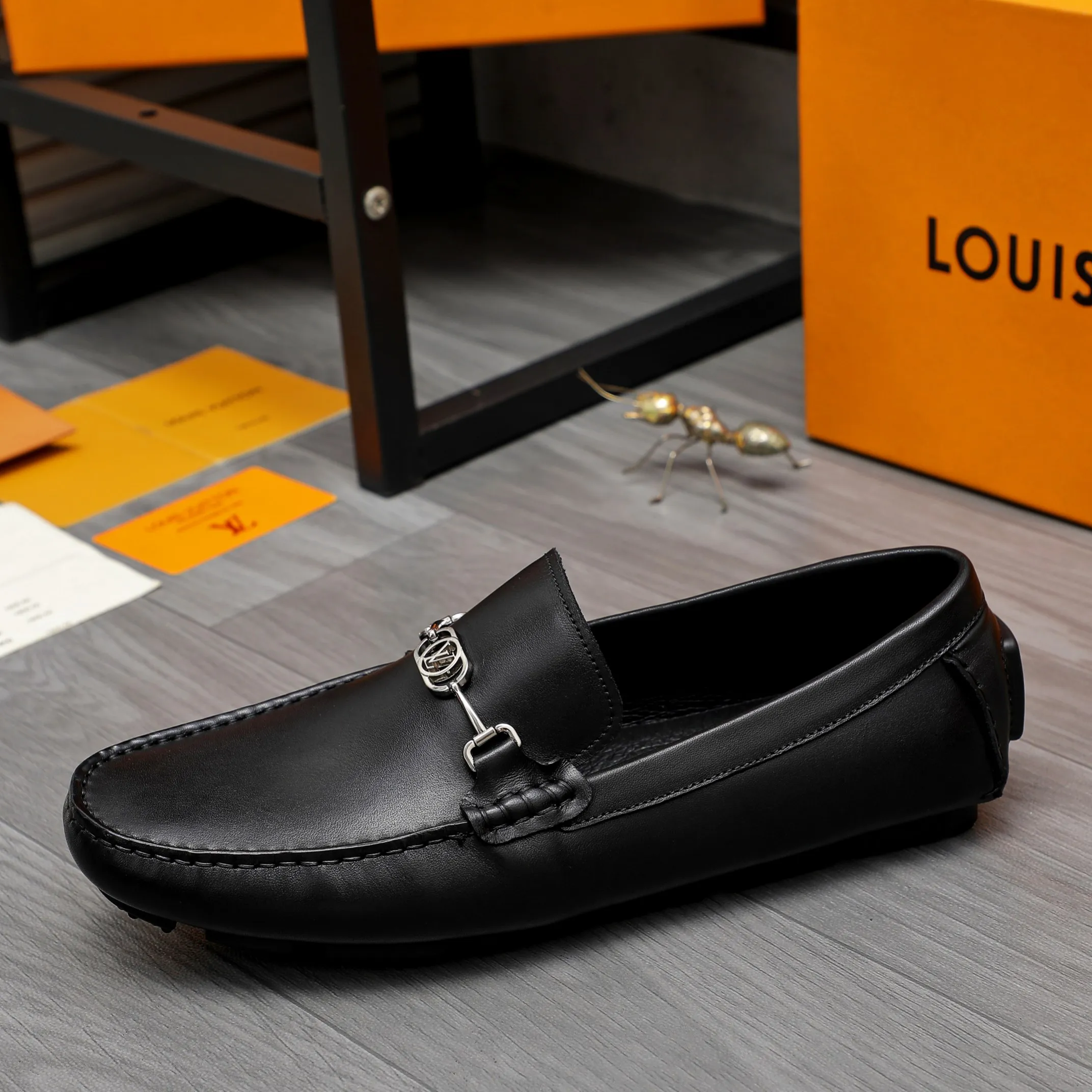 Men's shoes 💰400 Product trademark: LV "Louis Vuitton" casual slip-on shoes Regular size: 38-45 (45 is custom-made and non-returnable) Product materials: Selected high-quality cowhide upper, pigskin lining, original non-slip outsole